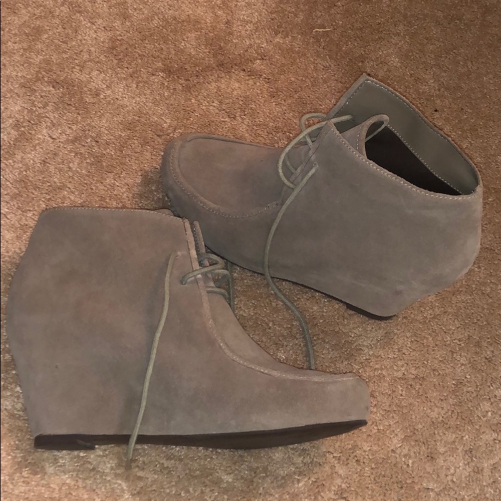 Women’s wedge bootie